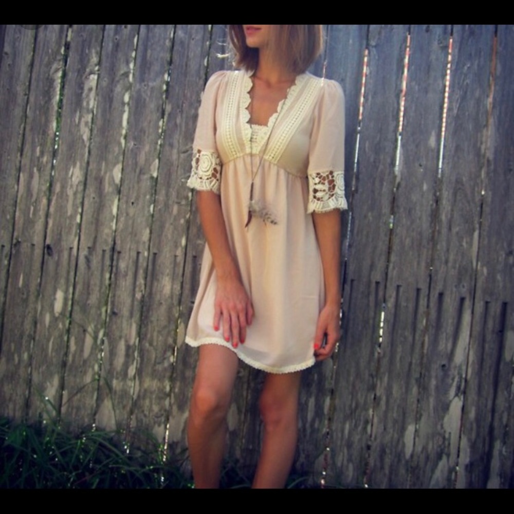 NWT, Beautiful Taupe Chiffon & Lace Dress!